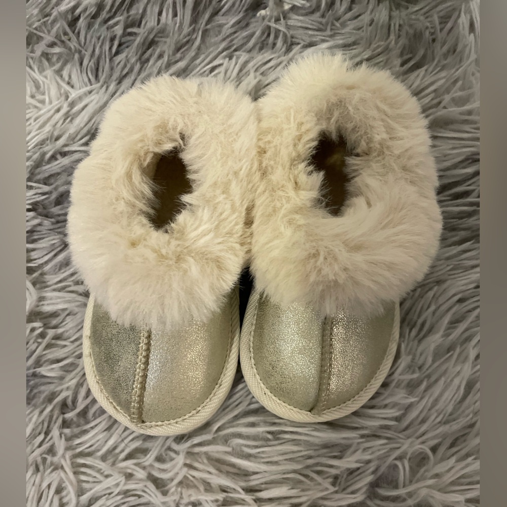 Baby Girl Winter Faux Fur boots. Size 5.